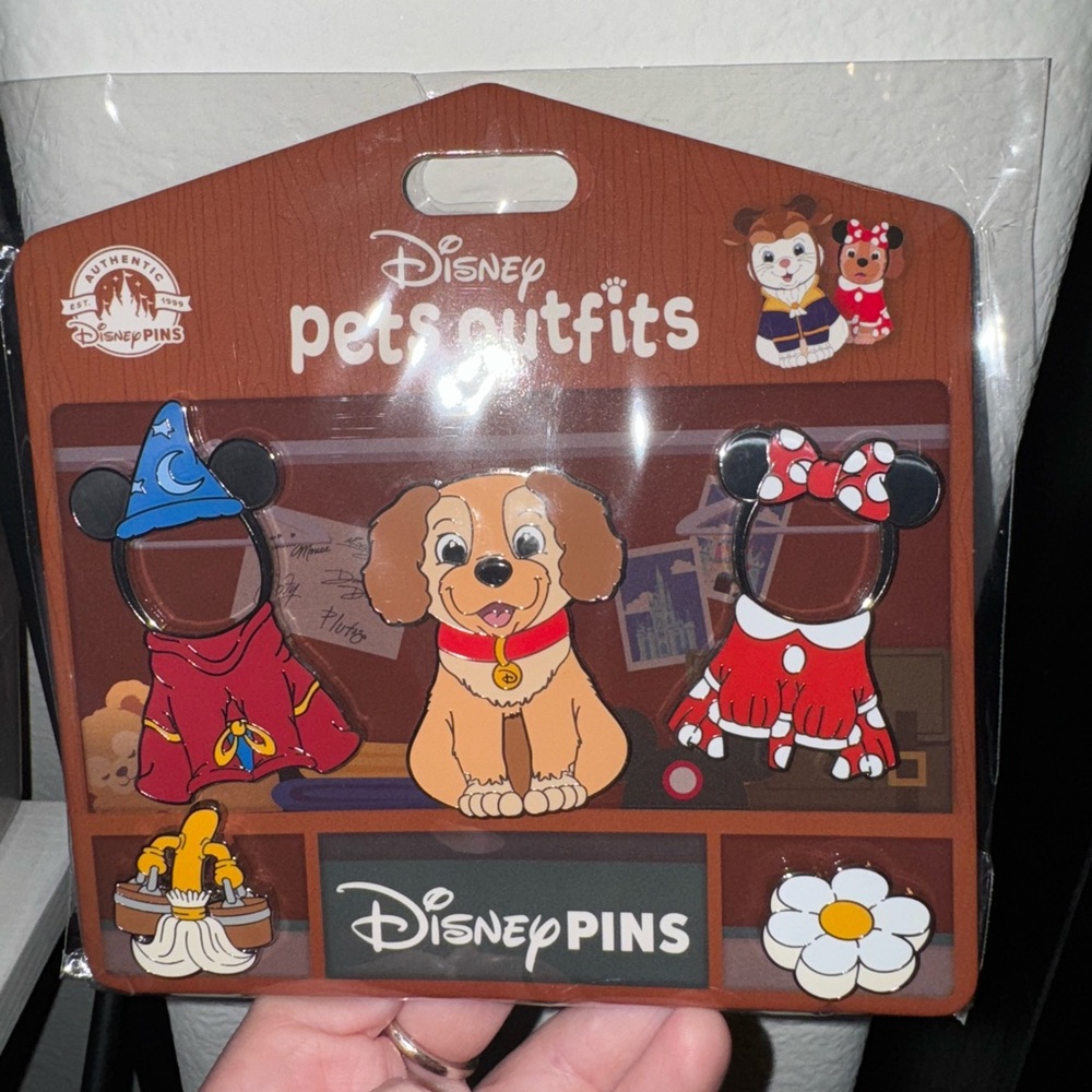Disney Pets Outfits Pin Set